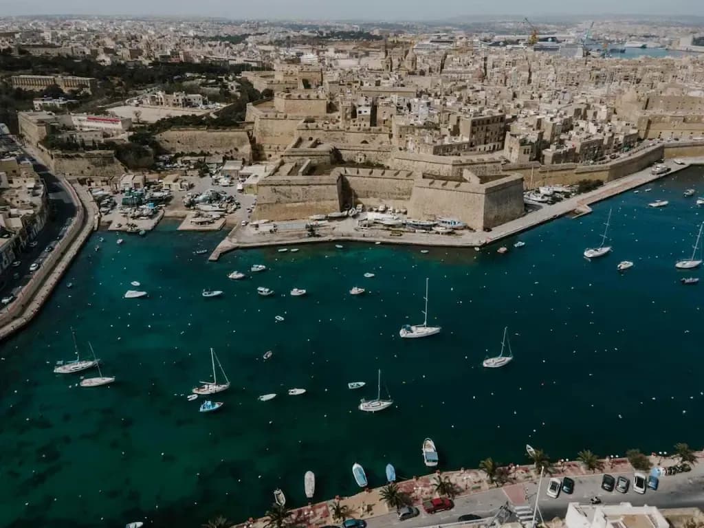 Excepción de visa a colombianos para viajar por turismo a Malta